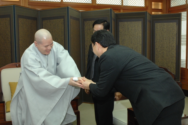 2010.01.28_미얀마 대사 조명제 예방 (3)
